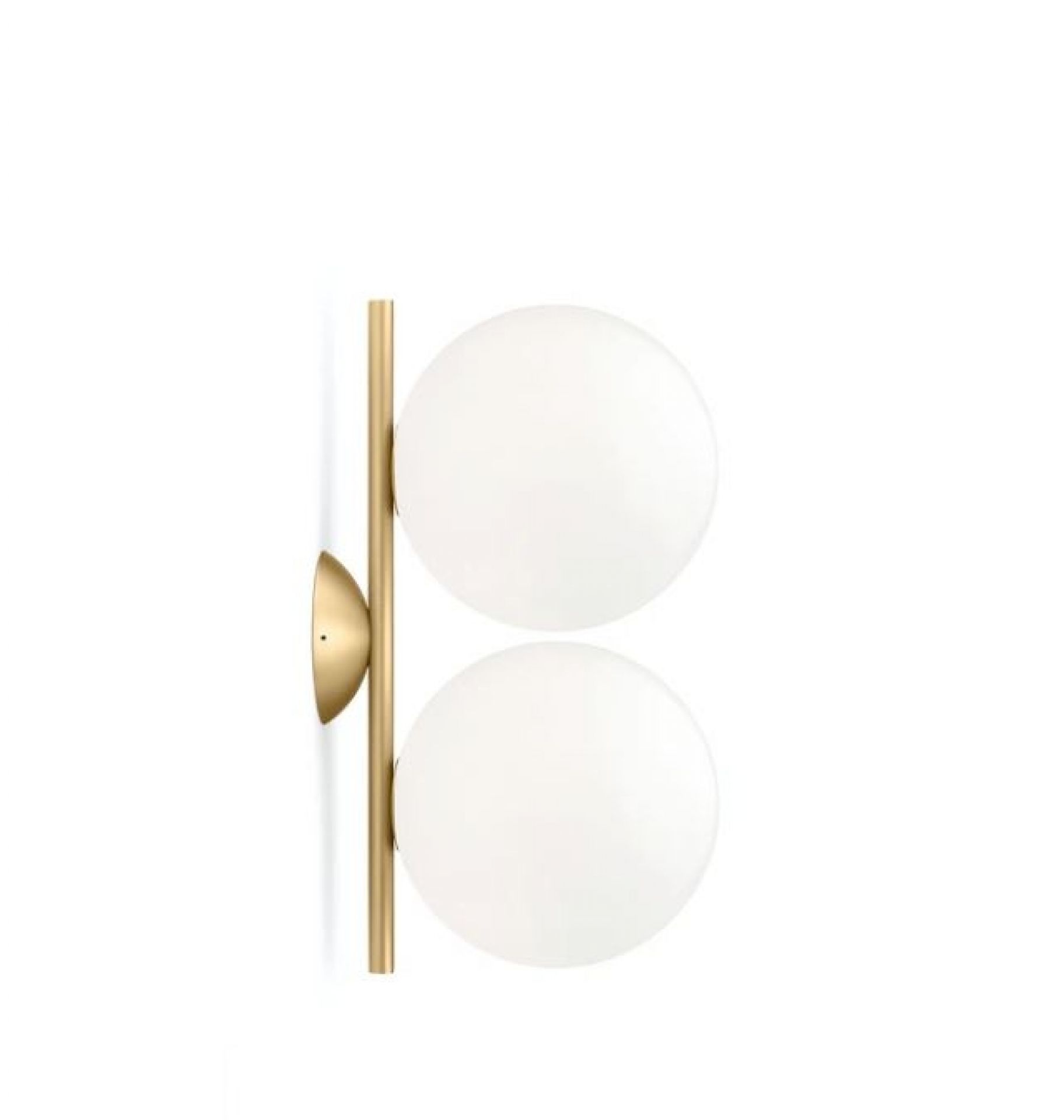 IC Lights Wandleuchte mit zwei weißen Kugeln und goldener Halterung von Flos.